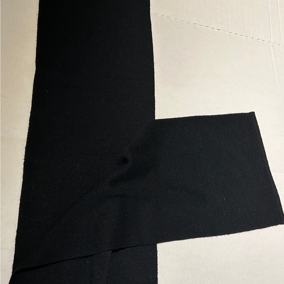 Esprit de Corp Black Knit Scarf - Picture 3 of 3